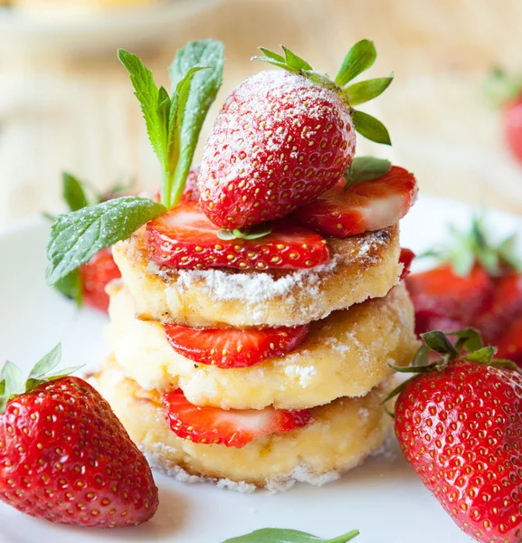 Stapel hausgemachter Quark-Pfannkuchen mit Erdbeerscheiben — Stockfoto