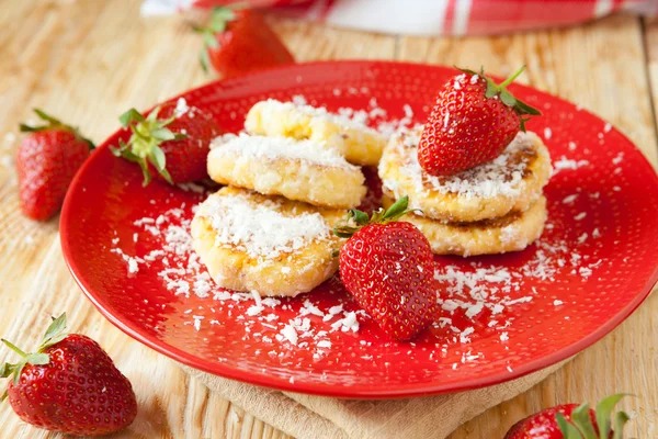 Tortitas de queso con azúcar en polvo y fresas maduras —  Fotos de Stock