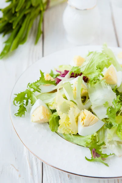 Diet salad with boiled egg and lettuce — Stock Photo, Image