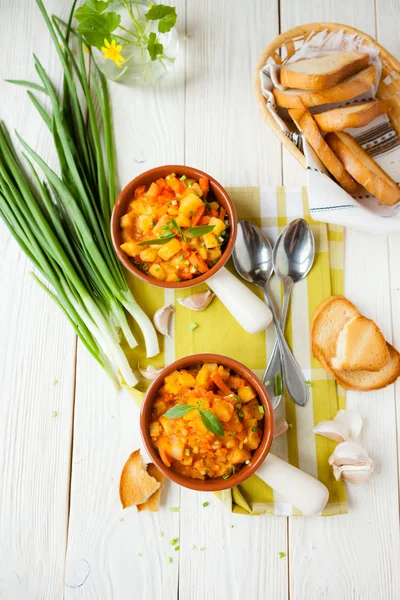 Fokhagyma leves tálban, párolt burgonyával — Stock Fotó
