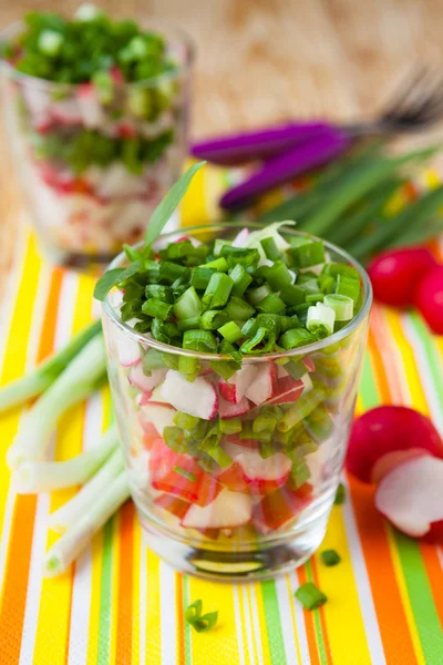 Salada fresca com rabanete em um copo — Fotografia de Stock