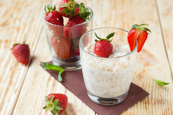 Gekochter Haferbrei mit Milch und Erdbeeren — Stockfoto