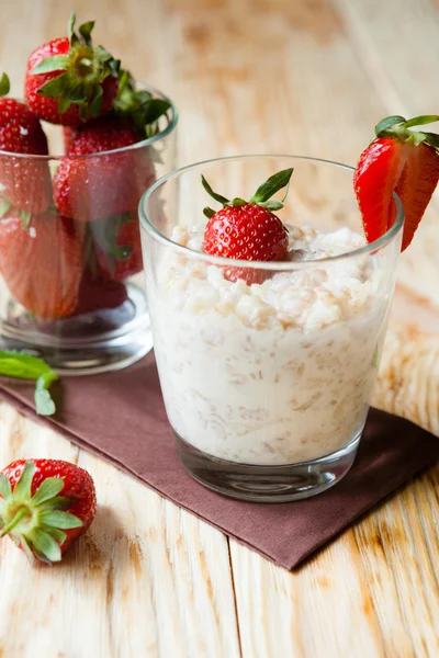 우유와 딸기 오트밀 죽 — 스톡 사진