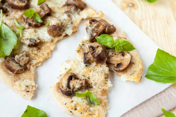 Potongan roti pita dengan jamur dan mozzarella — Stok Foto