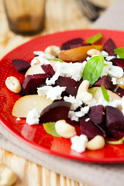 Beet salad with cottage cheese and cashew nuts — Stock Photo, Image