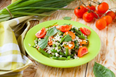 Kızarmış havuç ve olgun domates pirinç