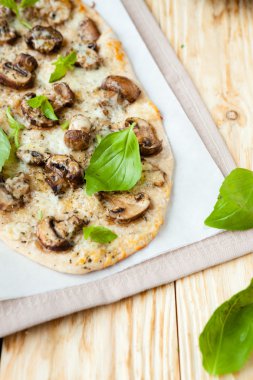 mantar ve mozzarella ile taze pide