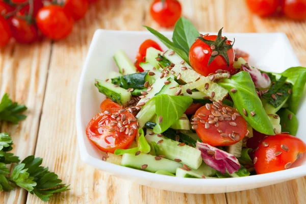 Salat aus Gurken und Tomaten auf einem Holztisch — Stockfoto