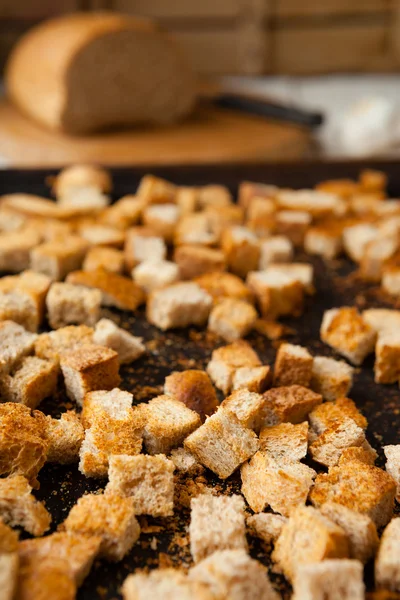 Im Ofen getrocknete Brotwürfel, Croutons — Stockfoto