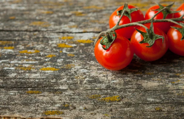 Wooden background with red tomatoes — Stock Photo, Image