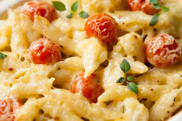 Penne massa assada com queijo no forno — Fotografia de Stock