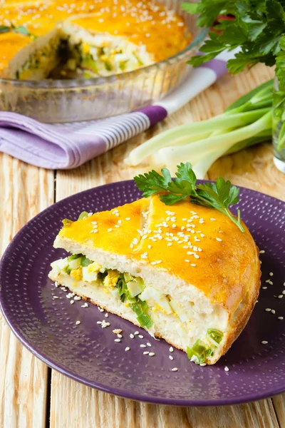 Trozo grande del pastel con huevos y verduras — Foto de Stock