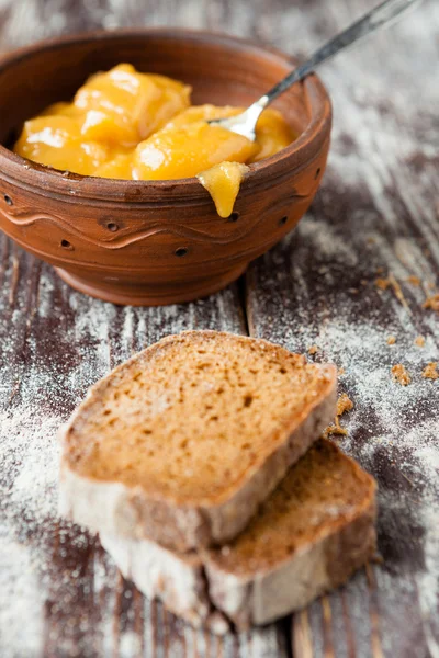 Honey in a bowl and pieces of rye bread — Stock Photo, Image