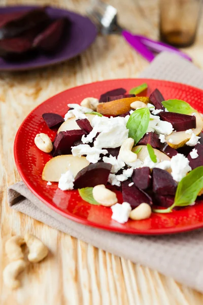 Rübensalat mit Birnen und Käse — Stockfoto