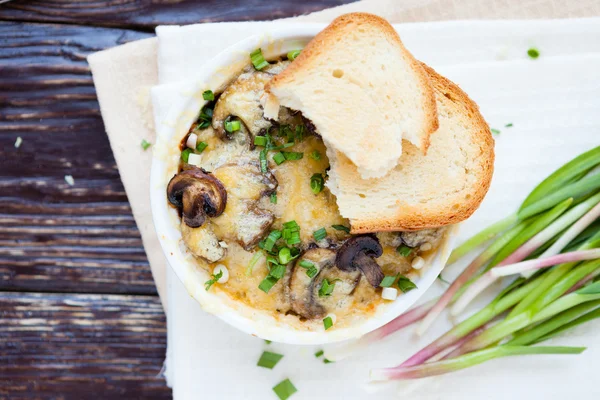 Mushroom braadpan met groene knoflook, bovenaanzicht — Stockfoto