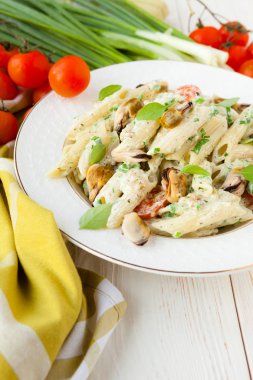 ramo de tulipanes en un va