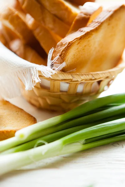 Gedroogde sneetje wit brood in de oven, toast — Stockfoto