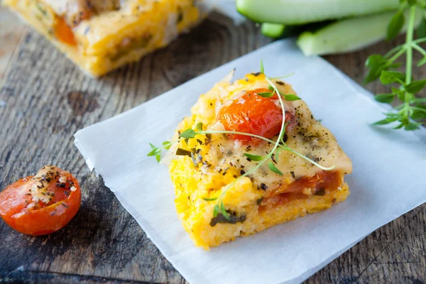 Kus polenta se sýrem na šachovnici — Stock fotografie