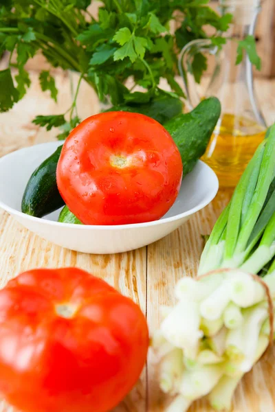 Légumes frais, tomates et concombres — Photo