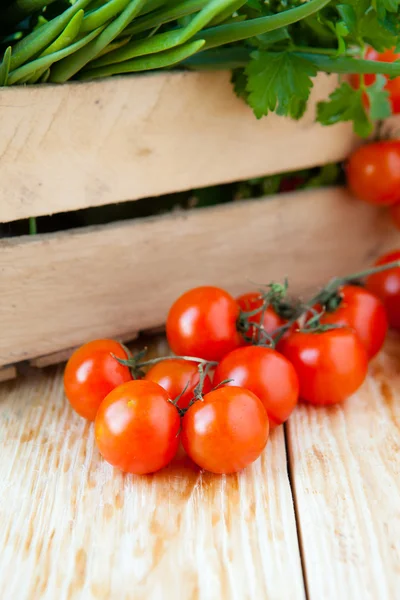 Tomates frescos y cebollas en una caja de madera — Foto de Stock