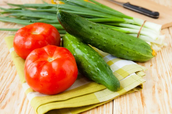 Légumes frais sur une serviette, nature morte — Photo