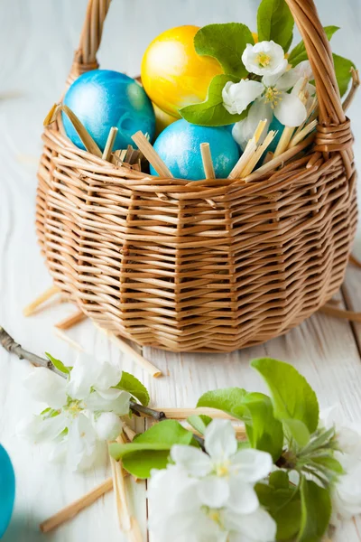 Weidenkorb mit Ostereiern — Stockfoto