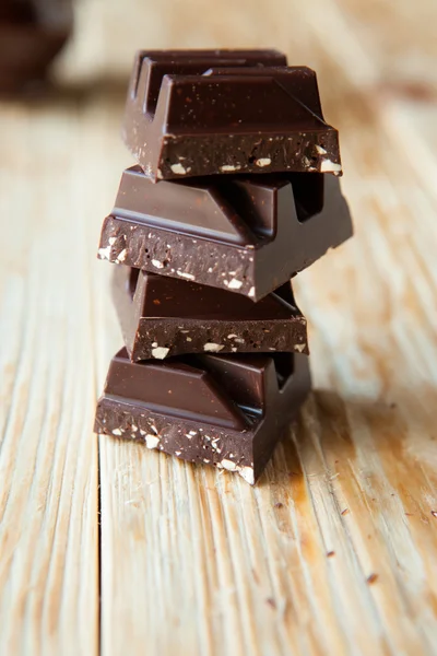 Trozos de chocolate negro en las tablas —  Fotos de Stock