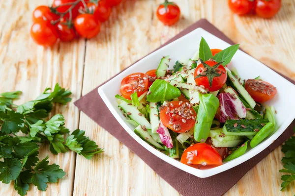 Färska grönsaker sallad med gurka och tomater — Stockfoto