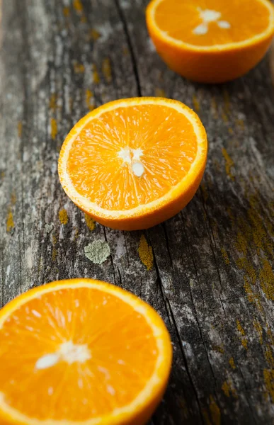 Metades de laranja em tábuas muito antigas — Fotografia de Stock