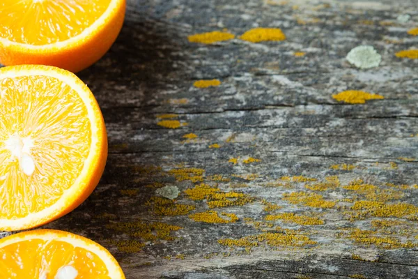 Metades de uma laranja nas tábuas, horizontais — Fotografia de Stock