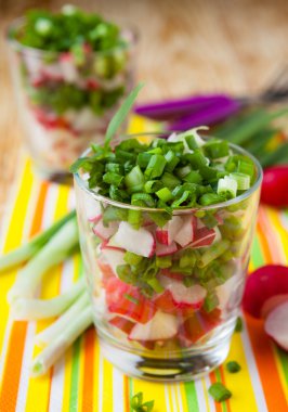 şeffaf cam, turp ve soğan sebze salatası