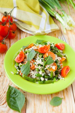 Kızarmış havuç ve fesleğen yaprakları pirinç