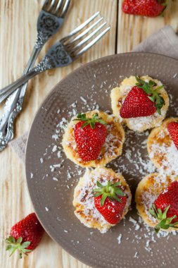 Peynirli krep çilek ile