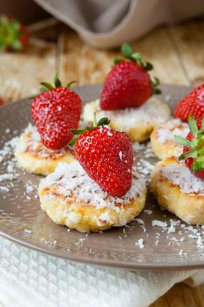 Hausgemachter Käsekuchen mit reifen Erdbeeren — Stockfoto