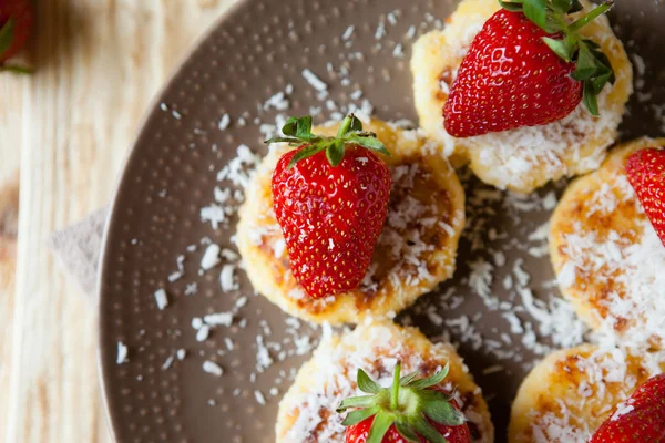 Heesecake met rijpe aardbeien — Stockfoto