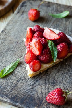 ekşi krema ve taze çilek parçası