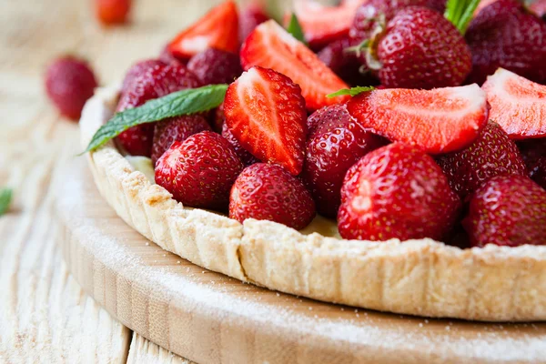 Zelfgemaakte taart met verse aardbeien — Stockfoto