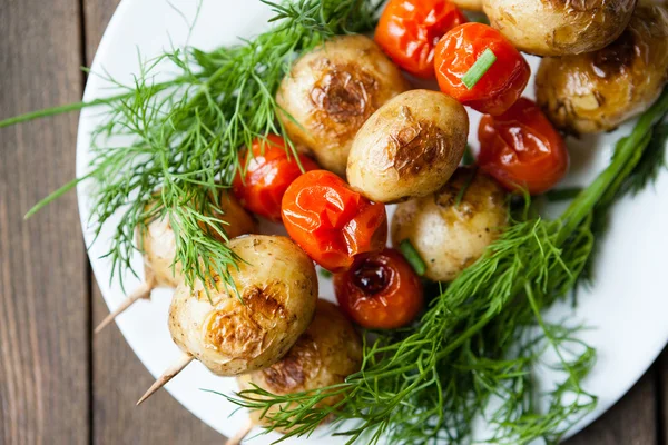 Espetos vegetais, batatas de bebê e tomates — Fotografia de Stock