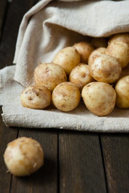 bir çuvalın içinde soyulmamış taze genç patates