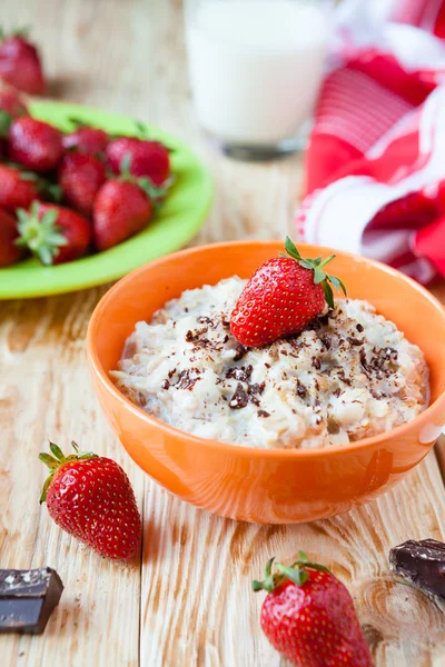 Oatmeal with milk and strawberries — Stock Photo, Image