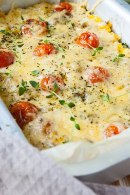 orn kabuğu çıkarılmış tane peynirli fırında polenta