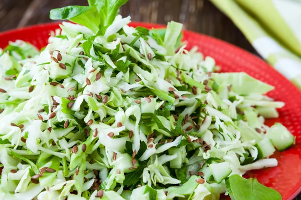 Zöld saláta fiatal káposzta és a Zöldek — Stock Fotó