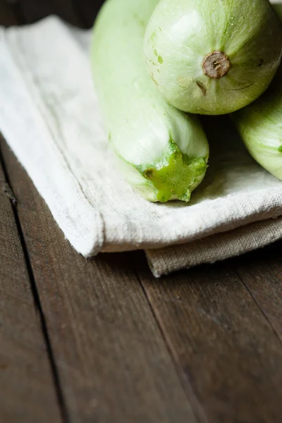 Bos van ruwe courgette — Stockfoto