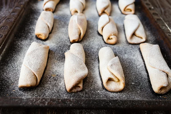 Focacce di zucchero su una grande teglia — Foto Stock