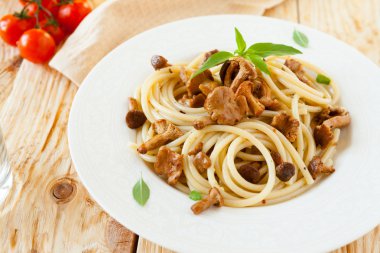 Spagetti kavrulmuş yabani mantar ile