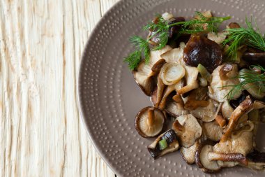 garnitür kızarmış shiitake mantar