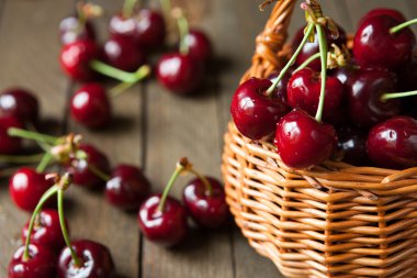 hasır sepet sepet içinde Olgun Kiraz