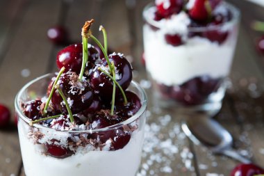 tatlı kiraz ve krema ile