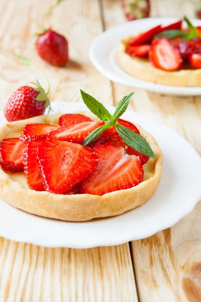 Knuspriges Törtchen mit süßem Erdbeerdessert — Stockfoto