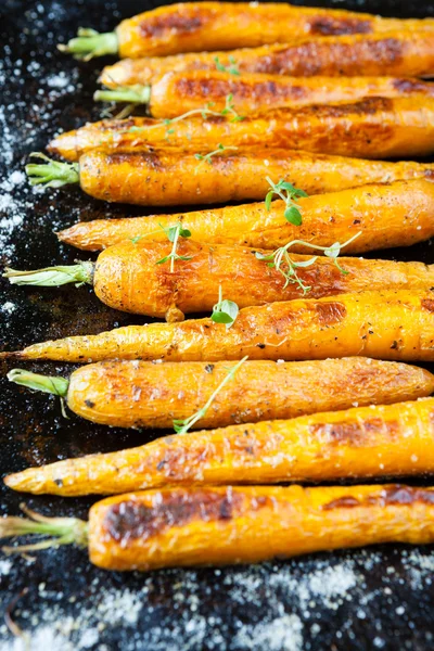Целая запечённая морковь с хвостами — стоковое фото